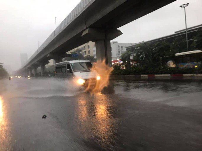 Hà Nội: Mưa rất to, cây cối đổ la liệt do ảnh hưởng bão số 3 - Ảnh 9. Hà Nội: Mưa rất to, cây cối đổ la liệt do ảnh hưởng bão số 3 - Ảnh 9.