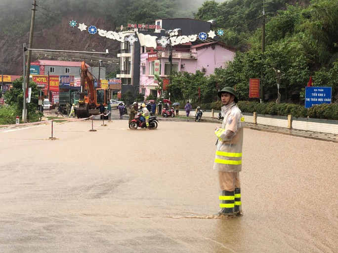 Nhiều tuyến đường ở Sơn La bị nhấn chìm do mưa lớn - Ảnh 12. Nhiều tuyến đường ở Sơn La bị nhấn chìm do mưa lớn - Ảnh 12.
