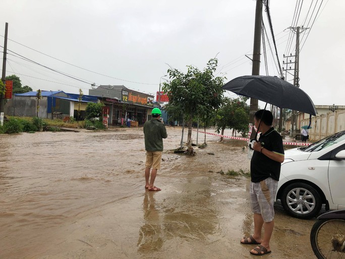 Nhiều tuyến đường ở Sơn La bị nhấn chìm do mưa lớn - Ảnh 13. Nhiều tuyến đường ở Sơn La bị nhấn chìm do mưa lớn - Ảnh 13.
