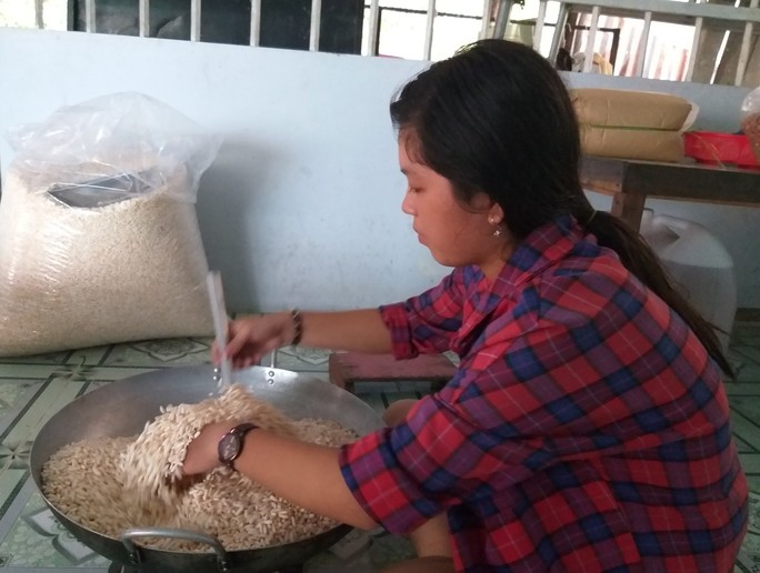 Bí quyết làm nên những hạt cốm thơm, giòn ở Cà Mau - Ảnh 6. Bí quyết làm nên những hạt cốm thơm, giòn ở Cà Mau - Ảnh 6.