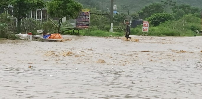 Nhiều tuyến đường ở Sơn La bị nhấn chìm do mưa lớn - Ảnh 15. Nhiều tuyến đường ở Sơn La bị nhấn chìm do mưa lớn - Ảnh 15.
