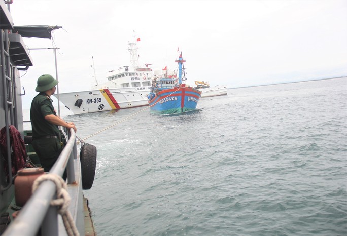 Cận cảnh lai dắt tàu cá cùng 14 thuyền viên gặp nạn trên biển - Ảnh 5.