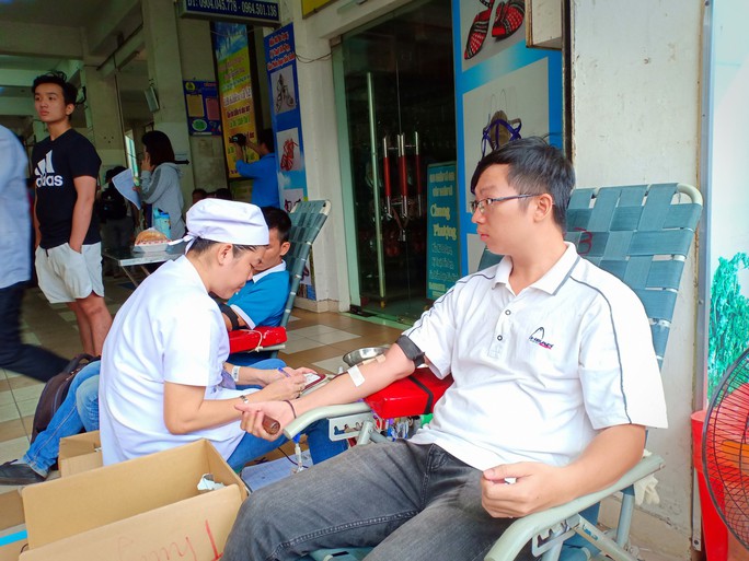 Hiến máu cứu người, nghĩa cử cao đẹp - Ảnh 2.