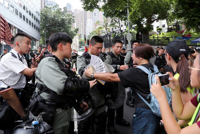Hồng Kông siết chặt an ninh, người biểu tình thách thức cảnh sát - Ảnh 2.