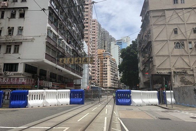 Hồng Kông siết chặt an ninh, người biểu tình thách thức cảnh sát - Ảnh 3.