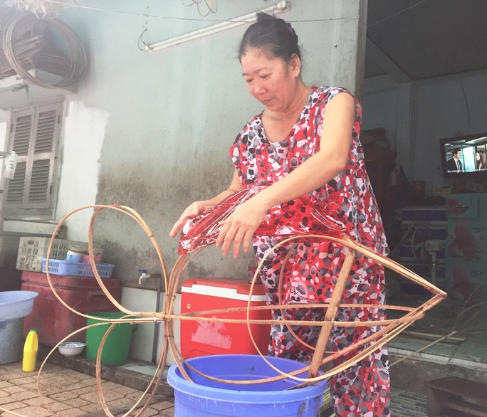 Người phụ nữ làm lồng đèn khiến khách mua quay lưng với hàng Trung Quốc Người phụ nữ làm lồng đèn khiến khách mua quay lưng với hàng Trung Quốc - Ảnh 2.