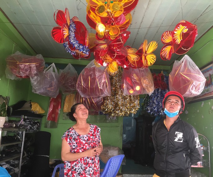 Người phụ nữ làm lồng đèn khiến khách mua quay lưng với hàng Trung Quốc Người phụ nữ làm lồng đèn khiến khách mua quay lưng với hàng Trung Quốc - Ảnh 3.