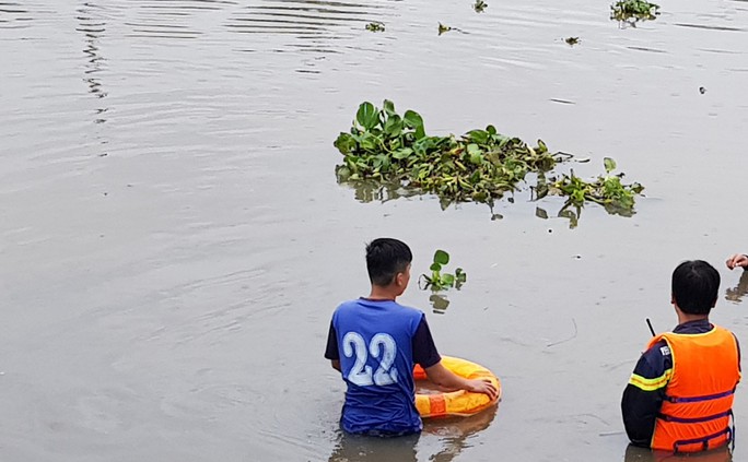 Tung lực lượng tìm thanh niên nghi “ngáo đá” nhảy xuống sông mất tích - Ảnh 1.