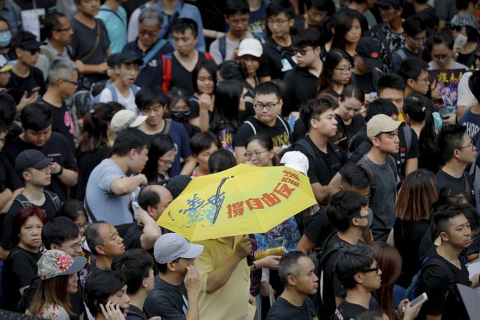 Hồng Kông: Cảnh sát và người biểu tình chơi mèo vờn chuột - Ảnh 2.