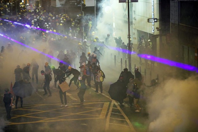 Hồng Kông: Cảnh sát và người biểu tình chơi mèo vờn chuột - Ảnh 7.