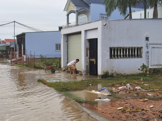 Nước “lũ” rút, nhiều nhà dân ở Phú Quốc tan hoang - Ảnh 6.