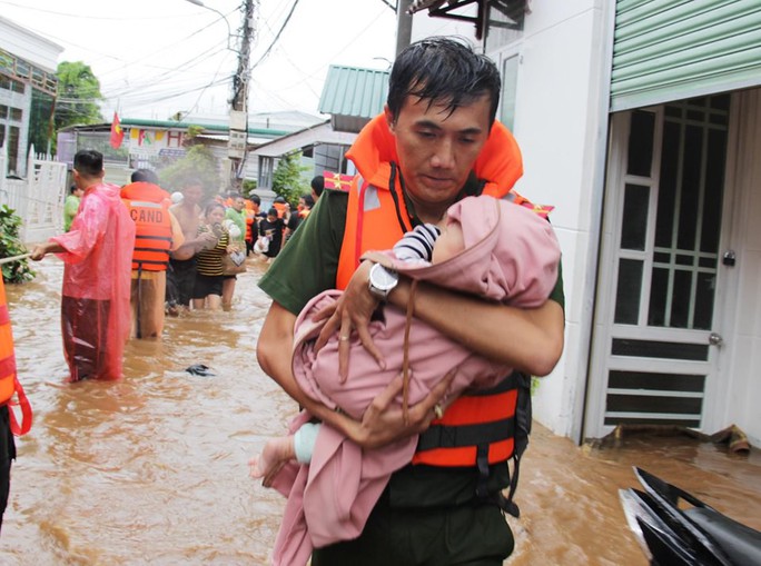 Đắk Lắk: Mưa lớn gây ngập hàng ngàn nhà dân, 1 người tử vong - Ảnh 4.