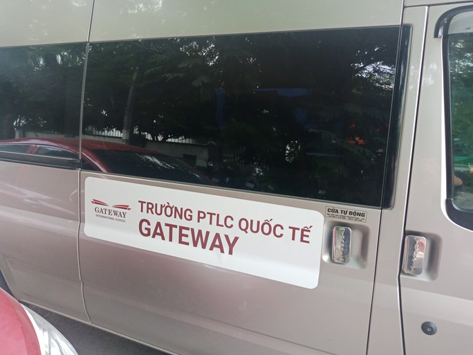 Vụ học sinh trường Gateway tử vong: Khám nghiệm hiện trường, thu thập dấu vết trên xe đưa đón - Ảnh 1.