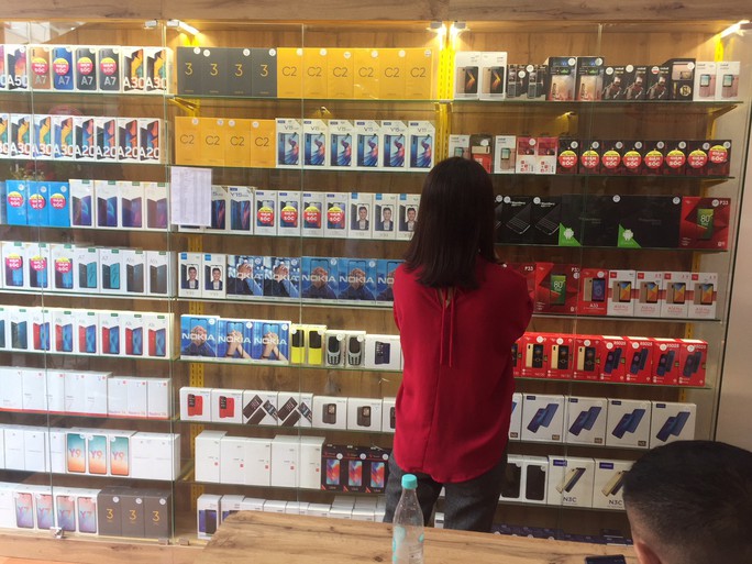 Nhiều người tò mò tìm đến cửa hàng điện thoại siêu rẻ của Thế Giới Di Động - Ảnh 3.
