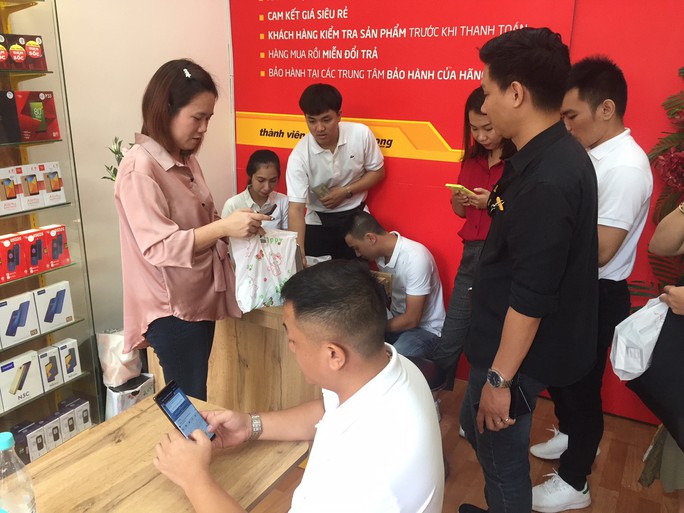 Nhiều người tò mò tìm đến cửa hàng điện thoại siêu rẻ của Thế Giới Di Động - Ảnh 5.