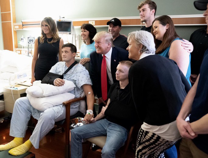 Ông Trump: Nhiều người lợi dụng vụ xả súng để tìm kiếm lợi ích chính trị - Ảnh 3.