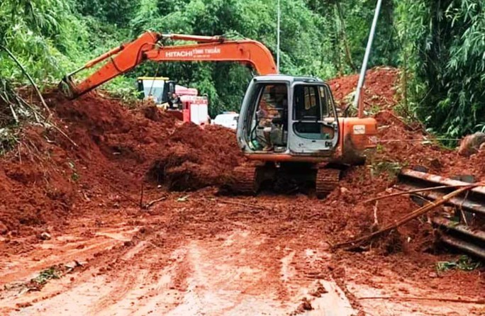 Sạt lở kinh hoàng, đèo Bảo Lộc tê liệt hoàn toàn - Ảnh 4.