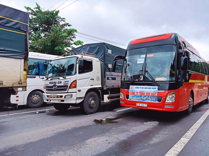 Sạt lở đèo Bảo Lộc: Hàng trăm người vật vạ ngoài đường vì kẹt xe - Ảnh 5.