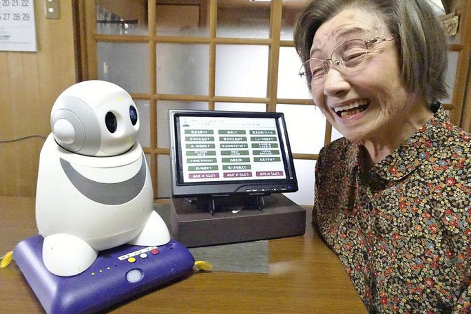 Sốt hàng robot tâm sự với người cao tuổi cô đơn  - Ảnh 1.