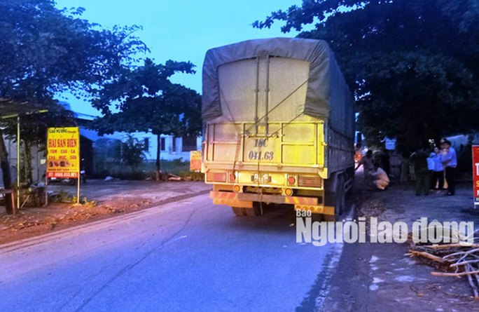 Chồng 20 tuổi g&agrave;o kh&oacute;c thảm thiết b&ecirc;n thi thể vợ mang thai bị xe tải c&aacute;n - Ảnh 3.