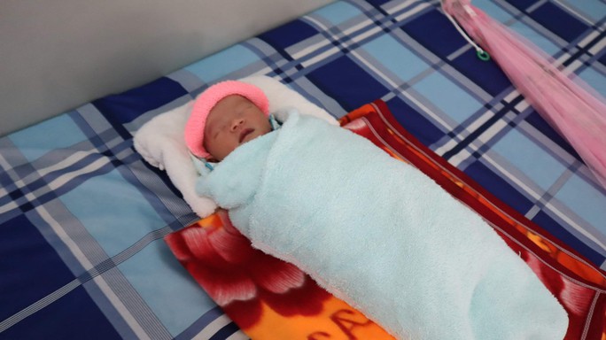 Phát hiện bé sơ sinh trong bọc ni lông bên đường - Ảnh 1. Phát hiện bé sơ sinh trong bọc ni lông bên đường - Ảnh 1.