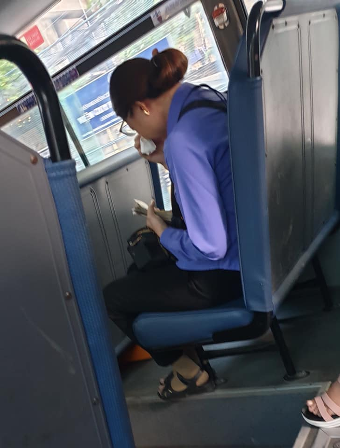 Vụ khách quên mua vé, nữ tiếp viên xe buýt khóc: Tôi buồn nhưng không trách - Ảnh 1.