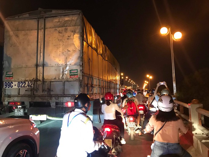 Xe container tông liên hoàn trên cầu Thanh Trì, một người rơi xuống sông tử vong - Ảnh 13.