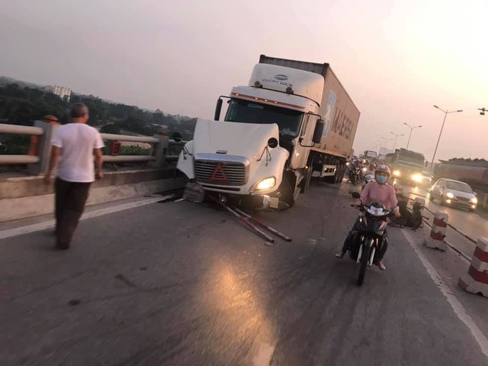 Xe container tông liên hoàn trên cầu Thanh Trì, một người rơi xuống sông tử vong - Ảnh 1.