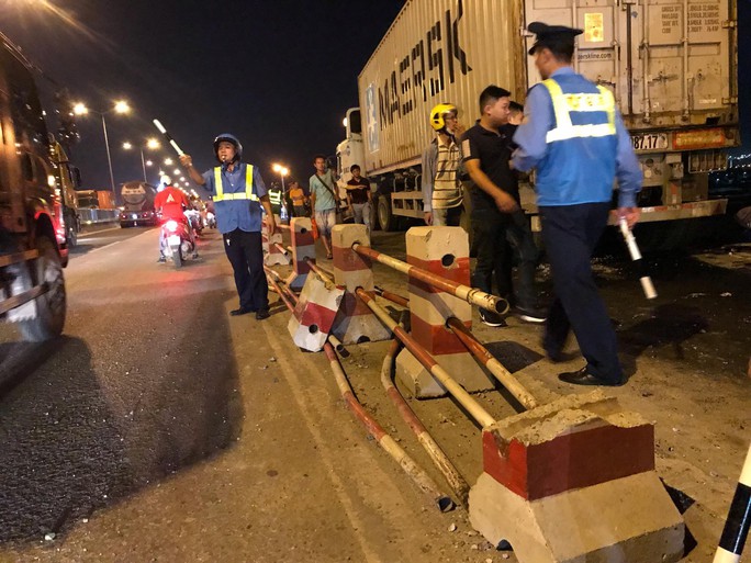 Xe container tông liên hoàn trên cầu Thanh Trì, một người rơi xuống sông tử vong - Ảnh 11.