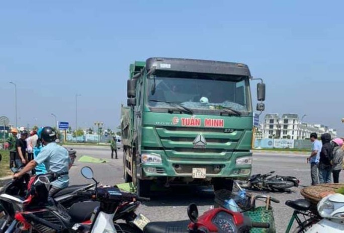 Xe hổ vồ tông, cán chết 2 người đi xe máy - Ảnh 1. Xe hổ vồ tông, cán chết 2 người đi xe máy - Ảnh 1.