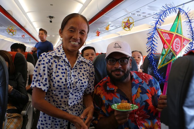 Jetstar Pacific nói gì về chiếc bánh Trung thu siêu to bà Tân Vlog mang lên máy bay? - Ảnh 3.