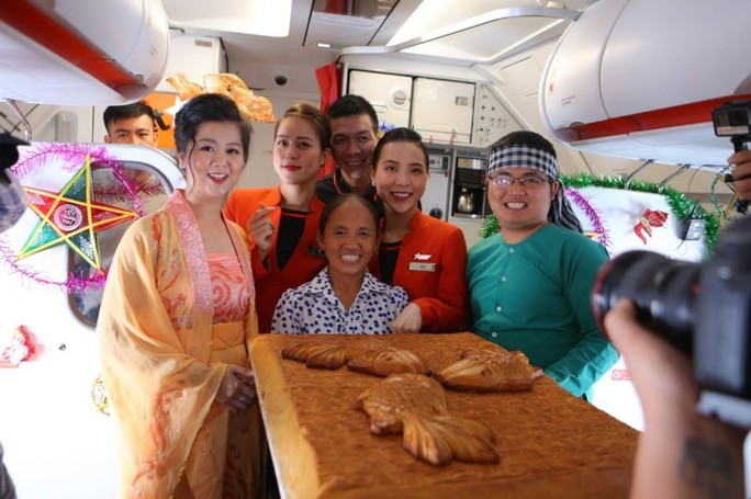Jetstar Pacific nói gì về chiếc bánh Trung thu siêu to bà Tân Vlog mang lên máy bay? - Ảnh 1.