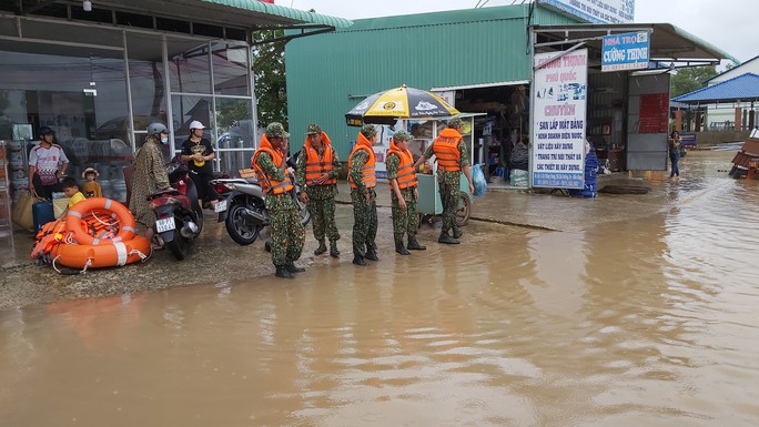Phú Quốc lại sạt lở, ngập sâu sau cơn mưa lớn kéo dài - Ảnh 8. Phú Quốc lại sạt lở, ngập sâu sau cơn mưa lớn kéo dài - Ảnh 8.