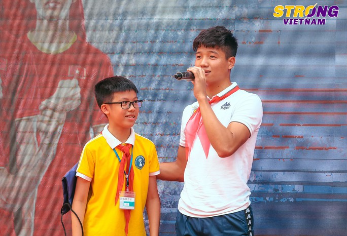 Đình Trọng, Quang Hải chào cờ đầu tuần với học sinh trường THCS Nguyễn Trường Tộ - Ảnh 3.