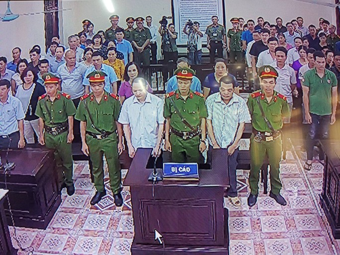 Hoãn phiên tòa xử vụ gian lận điểm thi ở Hà Giang - Ảnh 15.