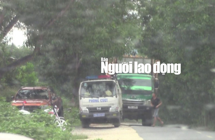 Tài xế xe chở quá tải cầm giấy tờ trình diện trong nhà người dân? - Ảnh 3.