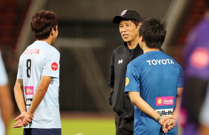 Tân HLV Akira Nishino và Messi Thái từ chối nói về tuyển Việt Nam vì sợ phân tâm - Ảnh 2.