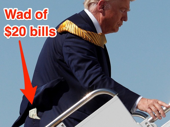 Ông Trump giải thích lý do để tiền mặt ở túi sau - Ảnh 1.
