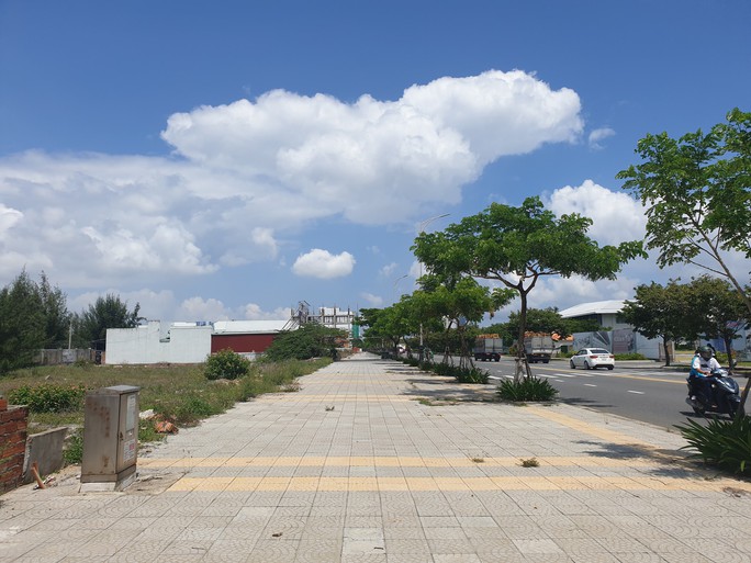 Cận cảnh phố Trung Quốc dọc sân bay Nước Mặn Đà Nẵng - Ảnh 6.