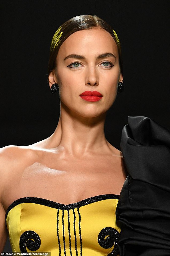 Siêu mẫu Irina Shayk cuốn hút trên sàn diễn thời trang - Ảnh 3.