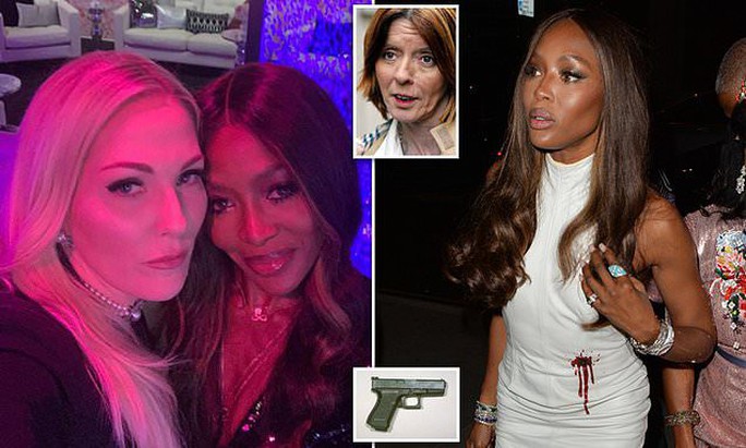 Báo đen Naomi Campbell bị chỉ trích vì áo khoe vết đạn - Ảnh 2.