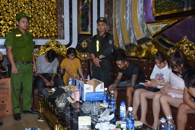 100 cảnh sát đột kích quán karaoke, phát hiện hàng chục đối tượng phê ma túy - Ảnh 3.