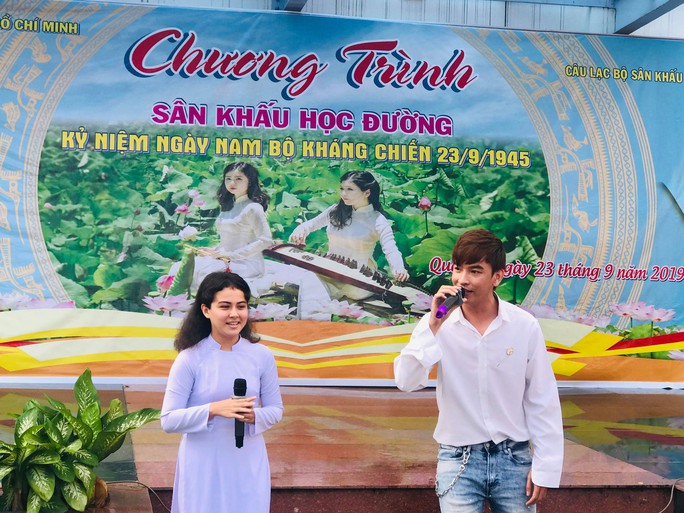 NSND Minh Vương đưa sân khấu lịch sử vào học đường - Ảnh 4. NSND Minh Vương đưa sân khấu lịch sử vào học đường - Ảnh 4.