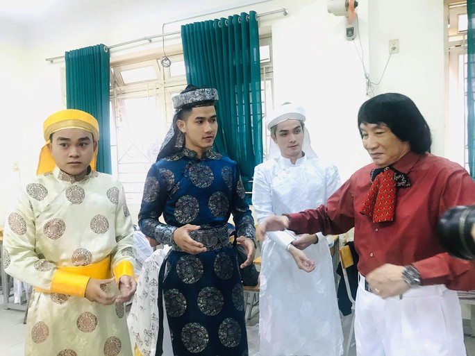 NSND Minh Vương đưa sân khấu lịch sử vào học đường - Ảnh 1. NSND Minh Vương đưa sân khấu lịch sử vào học đường - Ảnh 1.
