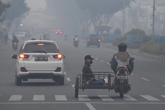 Indonesia mịt mù khói bụi, máy bay cất cánh dù tầm nhìn hạn chế - Ảnh 1.