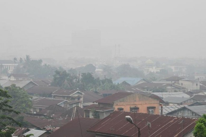 Indonesia mịt mù khói bụi, máy bay cất cánh dù tầm nhìn hạn chế - Ảnh 3.