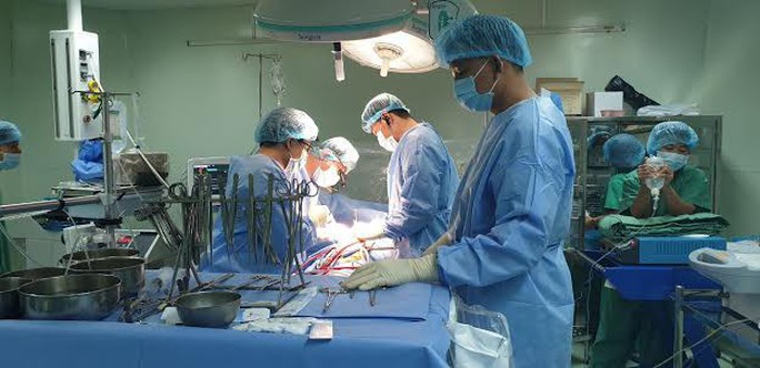 Bác sĩ tiết lộ lý do 2 bệnh nhân tim mạch nặng được cứu sống trong 1 ngày - Ảnh 1.