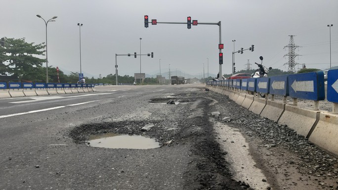 Vá ổ gà trên đường cao tốc Đà Nẵng – Quảng Ngãi - Ảnh 2.