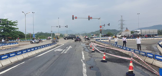 Vá ổ gà trên đường cao tốc Đà Nẵng – Quảng Ngãi - Ảnh 1.