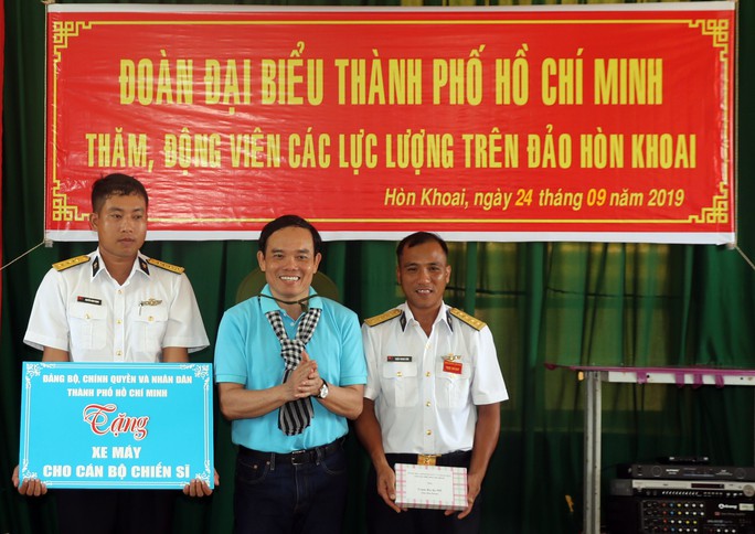Đoàn đại biểu TP HCM thăm cán bộ, chiến sĩ trên đảo Hòn Khoai - Ảnh 1.